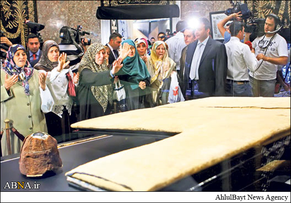 نمایش خرقه منتسب به پیامبر(ص) در استانبول + عکس