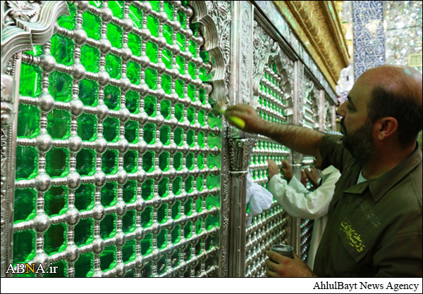 جلادهى و غبارروبى ضريح مطهر حرم امام علی(ع) + تصاویر