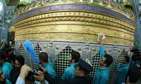 فیلم/ غبارروبی حرم حضرت معصومه(س) با حضور خبرنگاران و اصحاب رسانه