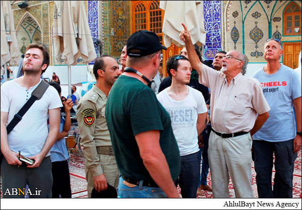 تشرف گروهی از کارکنان شرکتهای خارجی به حرم امام علی(ع) + عکس