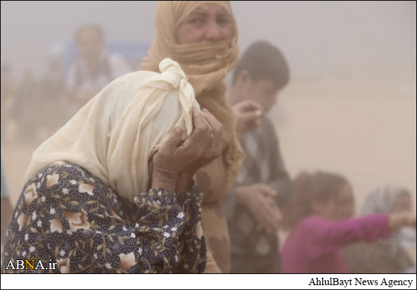 آوارگان سوری گرفتار در طوفان شن + تصاویر