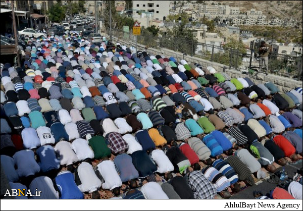 هزاران فلسطینی نماز جمعه را در خیابان‌ها خواندند + تصاویر