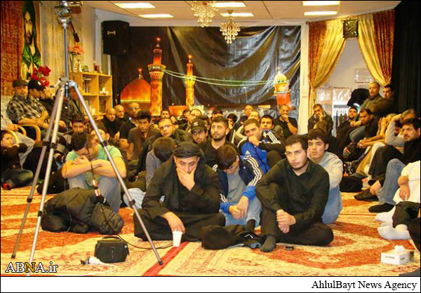 مراسم عزاداری محرم به چهار زبان عربی، فارسی، انگلیسی و اردو در سوئد