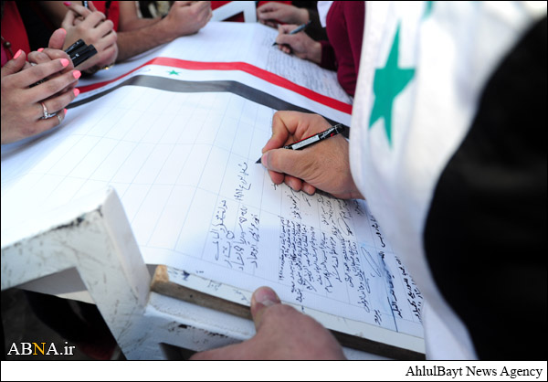  امضای طومار ۱۰ کیلومتری در سوریه برای اعلام وفاداری به نظام + تصاویر