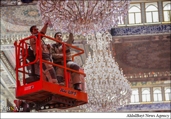 عکس خبری/ غبارروبی و تعمیر لوسترهای حرم امام حسین(ع) 