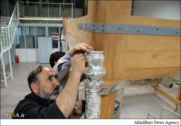  مونتاژ تاج‌های ضریح جدید حرم حضرت عباس(ع) + تصاویر