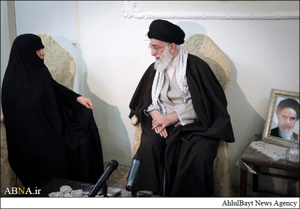 مصاحبه با مادر 2 شهید که میزبان رهبر بود