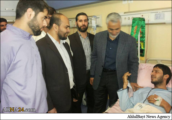  عکس خبری/ عیادت سردار سلیمانی از مجروحان جنگ با داعش