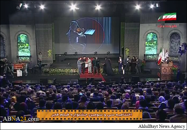 فیلم/ تجلیل از خانواده شهدای کنسولگری ایران در مزار شریف در اختتامیه جشنواره فیلم فجر