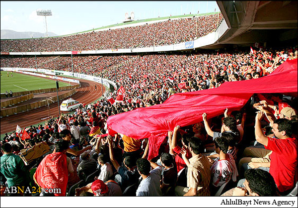 توزیع 5000 پرچم با نام پیامبر اعظم(ص) در ورزشگاه آزادی