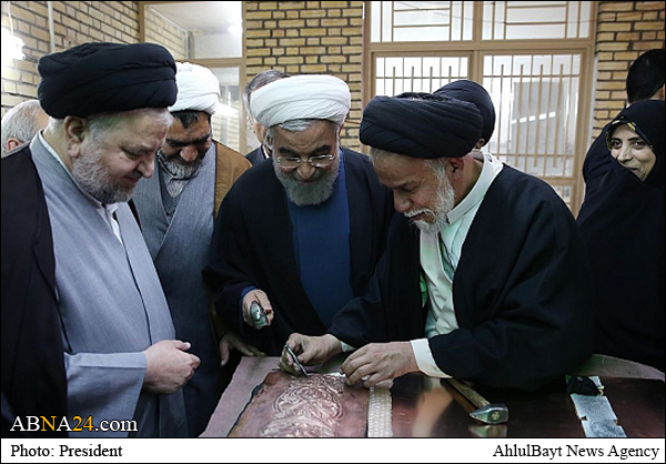 رییس جمهوری در کارگاه ضریح امامین عسکریین(ع) قلم زد + تصاویر