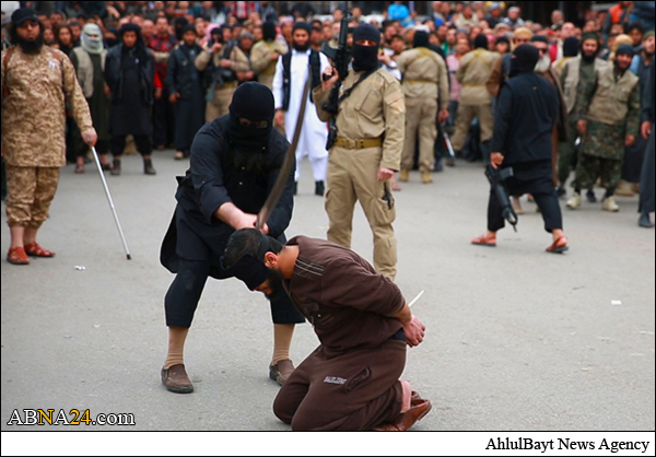 داعش دو عراقی را گردن زد و به صلیب کشید + عکس(۱۸+)