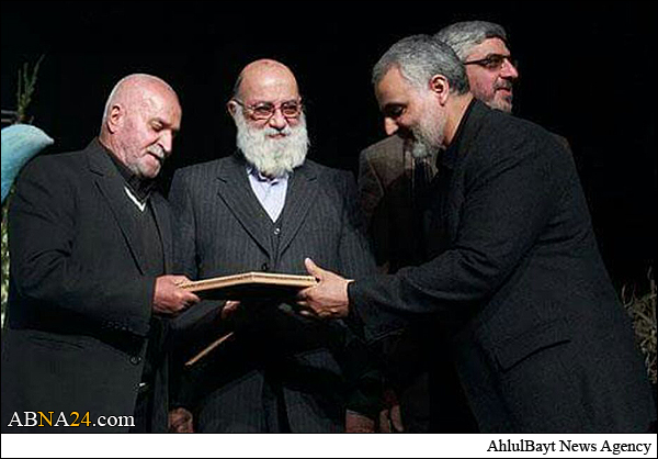 تجلیل سردار قاسم سلیمانی از پدر شهید شاطری + عکس