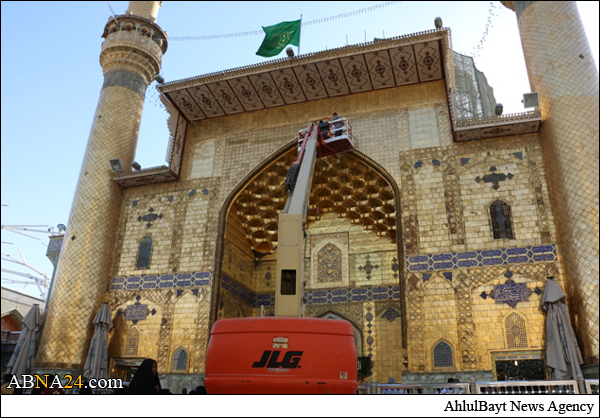 جلادهى و غبارروبى ایوان طلای حرم امام علی(ع) + عکس