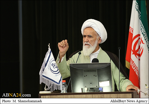 آیت الله حائری: اتصال به منبع الهی با واسطه معصومین امکان پذیر است