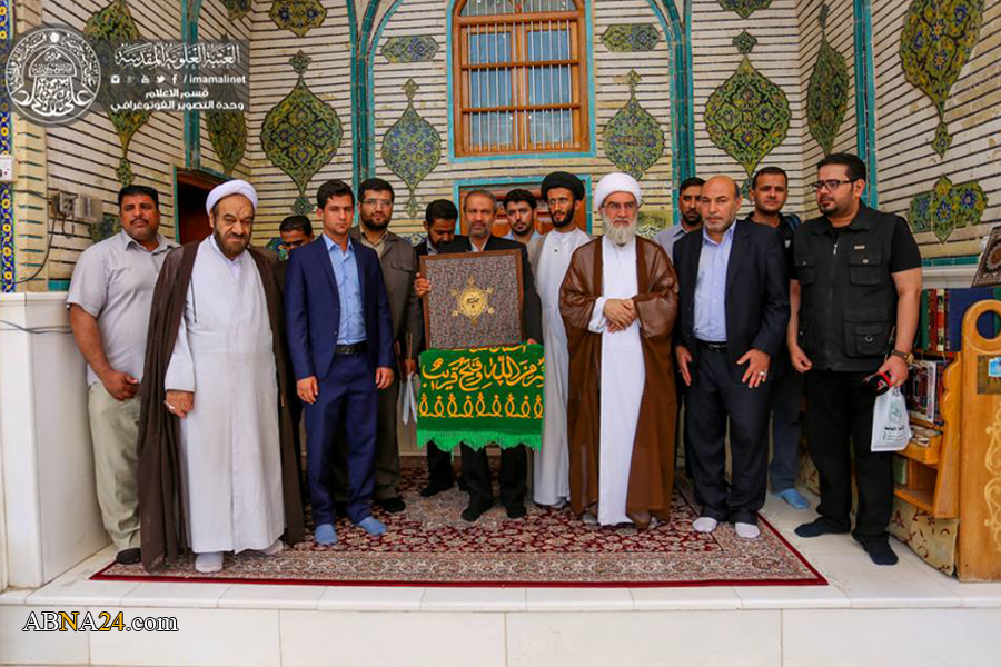 اهدا پرچم متبرک بارگاه مطهر رضوى به حرم امام علی(ع) + تصاویر