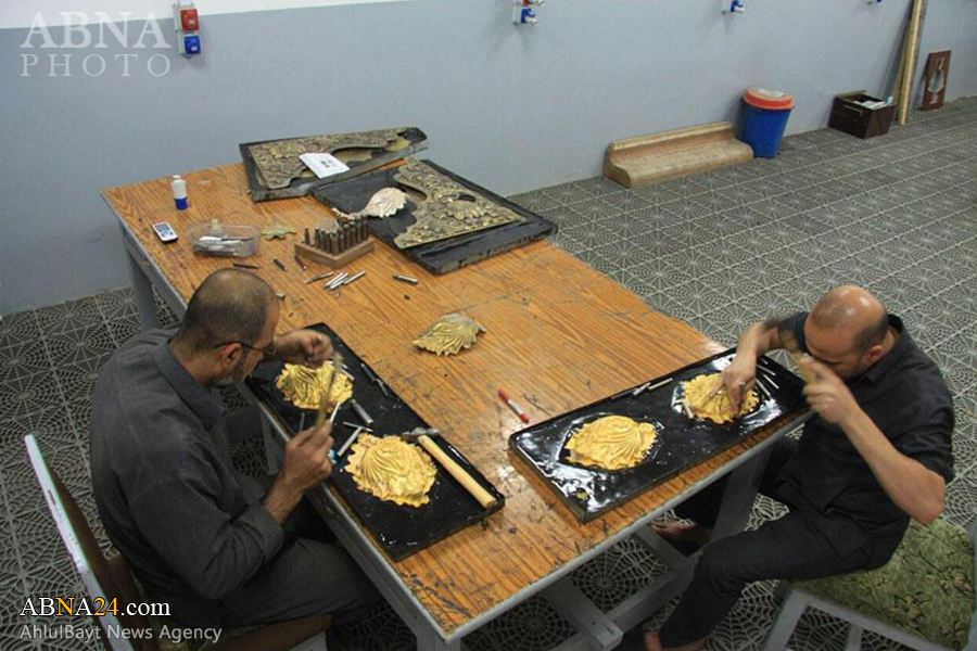 گزارش تصویری/ پایان قلمزنی نوار بالایی ضریح جدید حضرت عباس(ع)