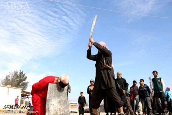 گردن زدن پیرمرد سوری به دست جلاد داعش + عکس