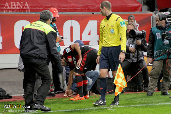 درس فوتبالیست مسلمان به تماشاگران بی‌ادب + عکس