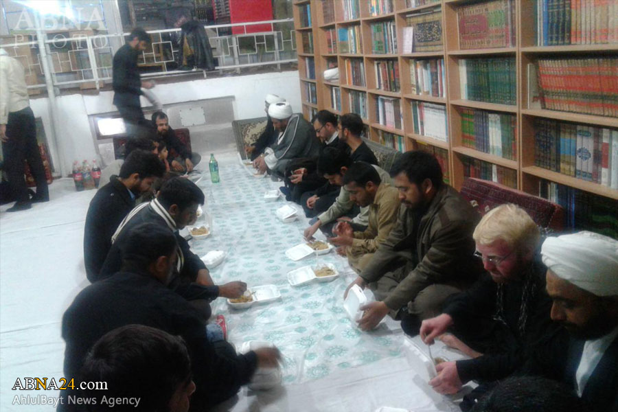  عزاداری جمعی از طلاب پاکستانی حوزه علمیه قم + عکس