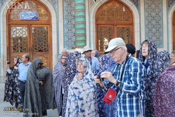 ارائه خدمات به بیش از ۳ هزار زائر و گردشگر خارجی در حرم کریمه اهل‌بیت(ع)