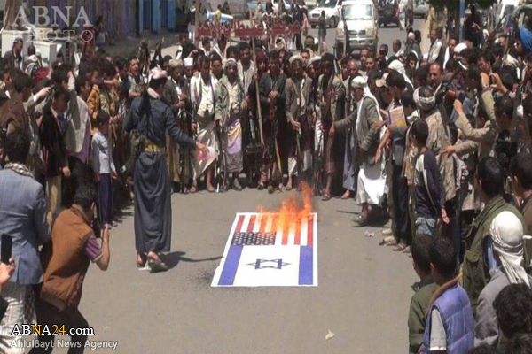 پرچم آمریکا و اسرائیل در ذمار یمن به آتش کشیده شد + عکس