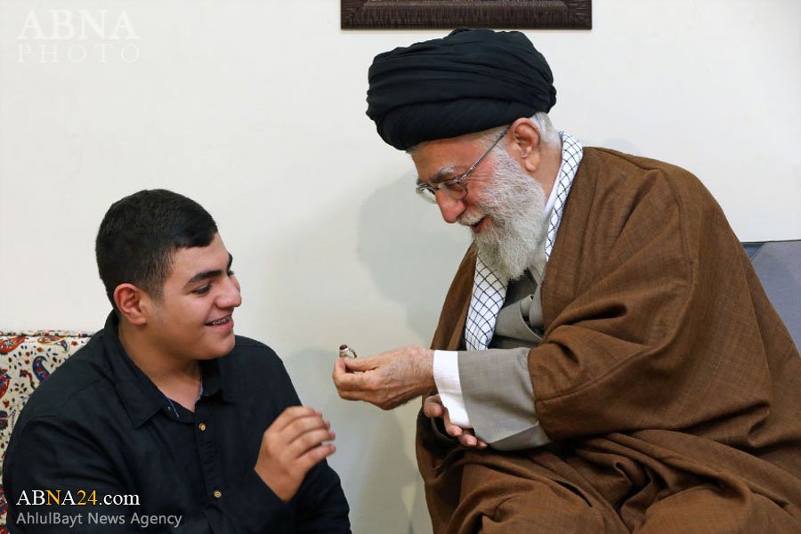 عکس/ اهدای انگشتر رهبر انقلاب به فرزند شهید بدرالدین