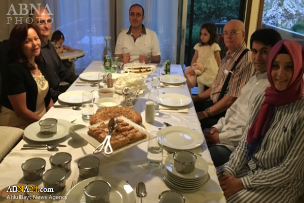 غیرمسلمانان بر سر سفره افطار مسلمانان کانادا + عکس