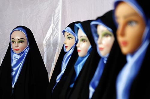 آیین رونمایی از طرح تعویض چادرهای کهنه بانوان برگزار شد