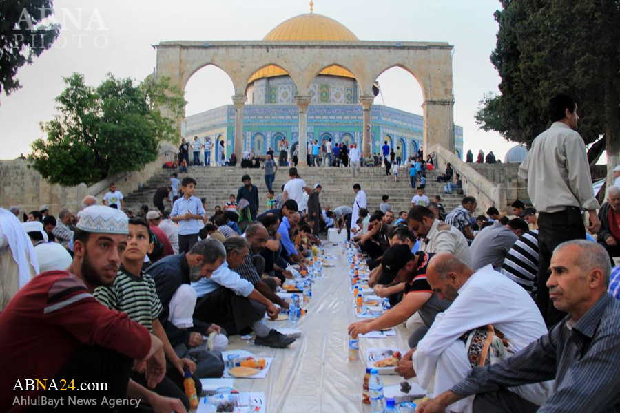 عکس خبری/ افطاری دسته جمعی در صحن مسجد الاقصی