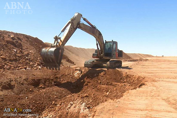حفر خندق اطراف کربلا برای جلوگیری از نفوذ تروریست‌های تکفیری + عکس