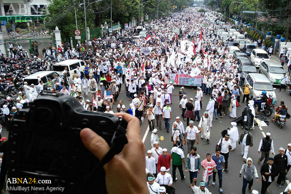 تظاهرات بزرگ مسلمانان اندونزی علیه توهین فرماندار جاکارتا به قرآن + تصاویر