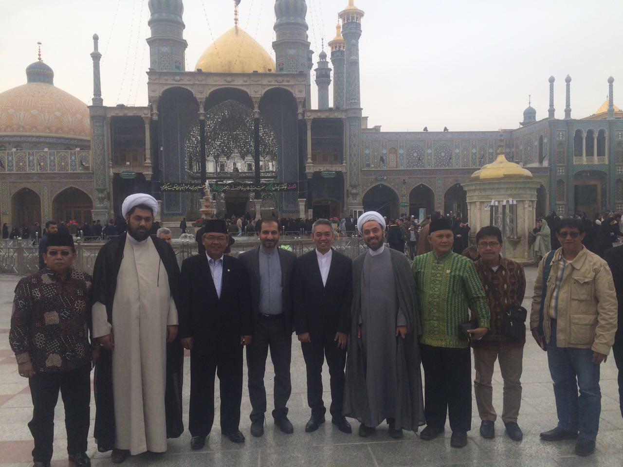 حضور رئيس مجلس نمايندگان منطقه ای اندونزی در حرم حضرت معصومه(س)