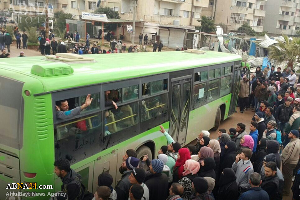 خروج نخستین گروه از افراد مسلح با خانواده‌هایشان از منطقه الوعر سوریه + عکس