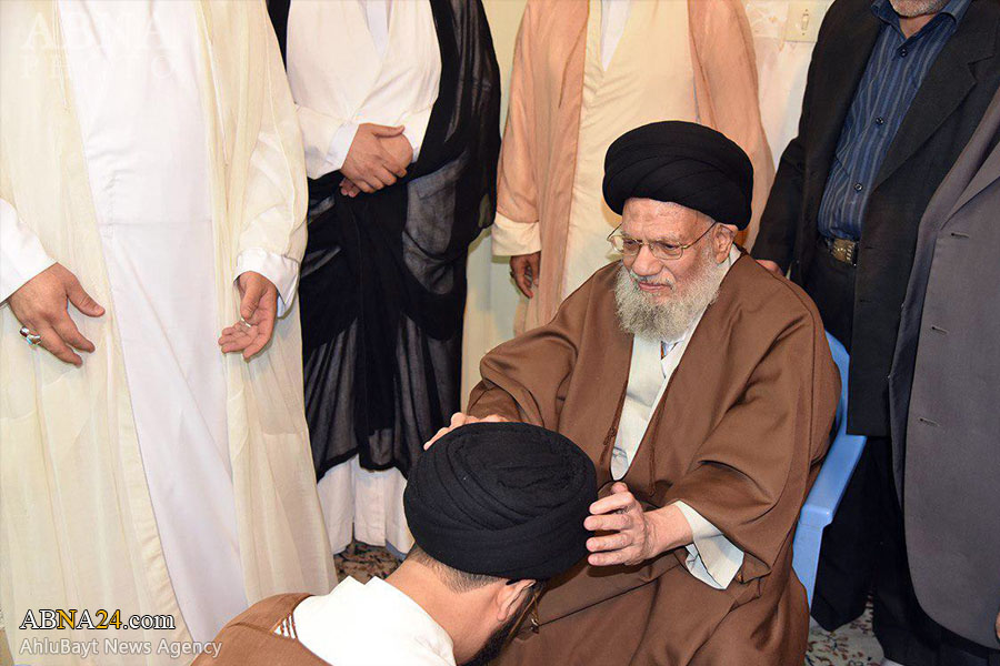 عمامه گذاری دو طلبه بحرینی به دست "آیت الله حائری" + تصاویر