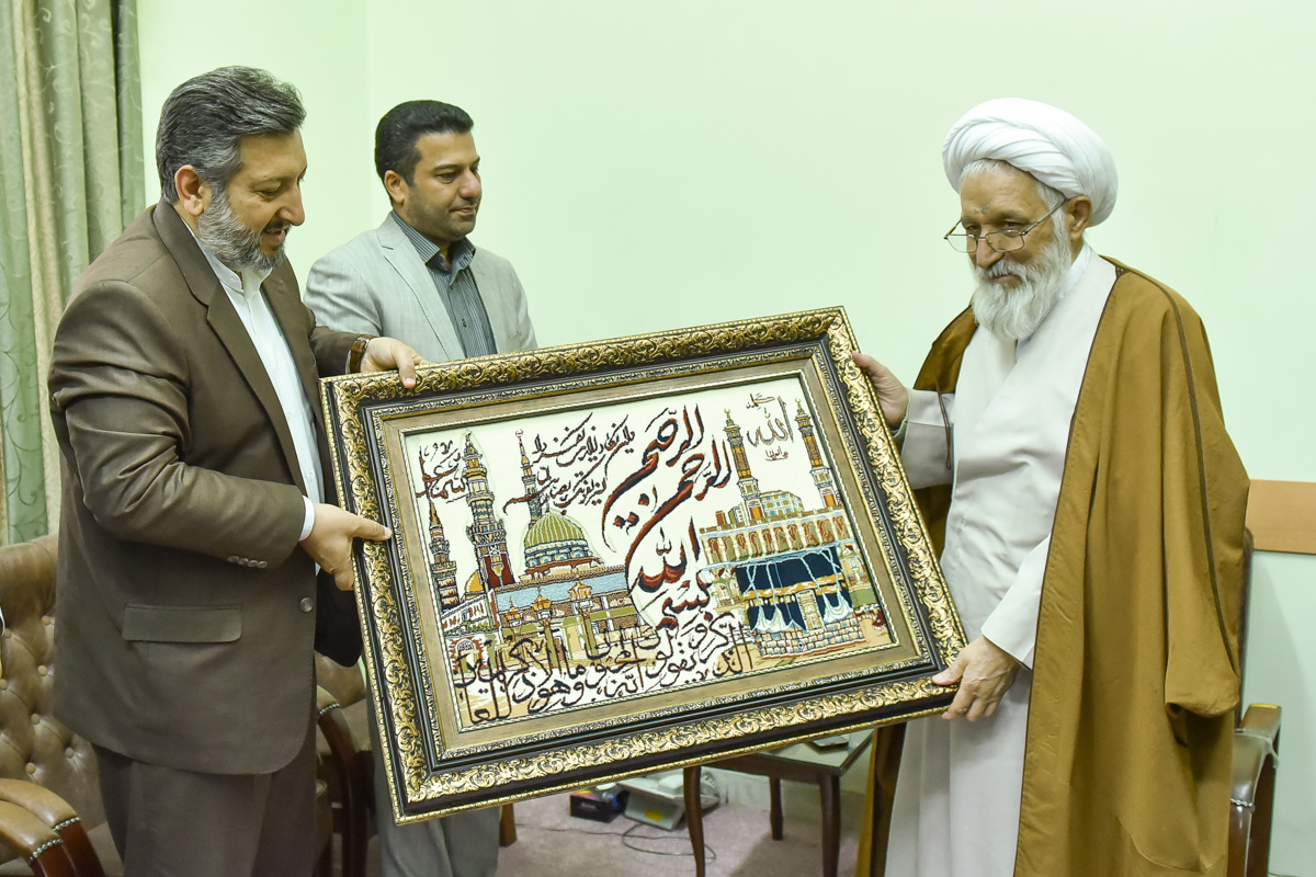ایمانی: صاحبان زر و زور در دنیا با رسانه ها افکار بشر را به بند می کشند 