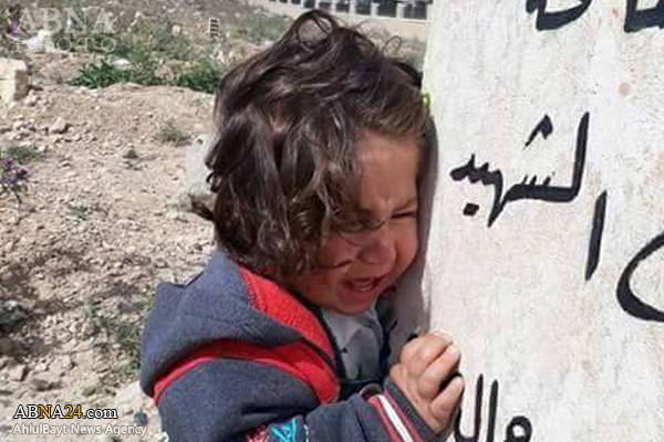 گریه سوزناک دختربچه سوری بر سر مزار پدرش + عکس