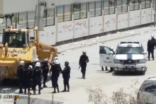  فیلم/ تخریب مکانی در نزدیکی منزل شیخ عیسی قاسم به وسیله بولدوزر