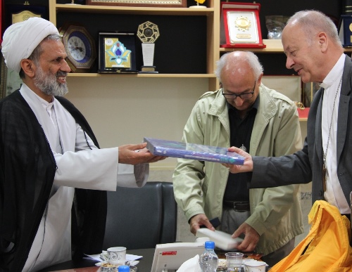 رئیس امور کلیسایی فرانسه از دانشگاه ادیان و مذاهب بازدید کرد