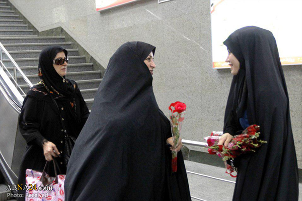 اهدای شاخه گل به بانوان در مترو تهران