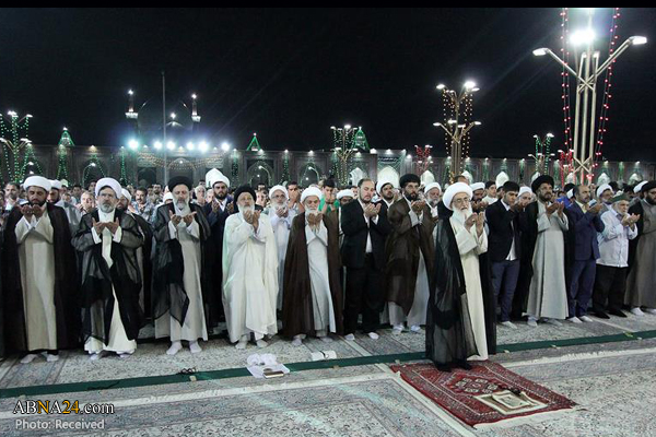 اقامه نماز به امامت آیت‌الله نوری همدانی در حرم مطهر رضوی