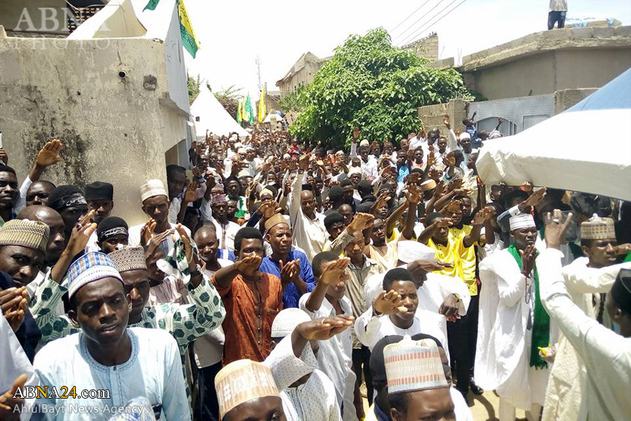 اهتزار پرچم حرم امام رضا(ع) در حسینیه شیعیان نیجریه + تصاویر