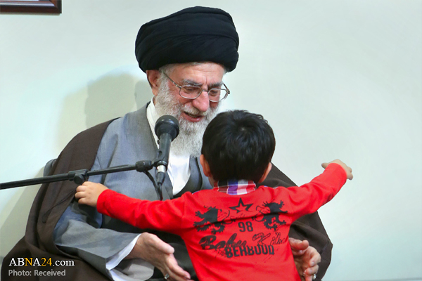 رهبر انقلاب در منزل خانواده شهدای مشهد: آزادسازی حلب همه محاسبات آمریکا و سعودی را در منطقه به هم زد