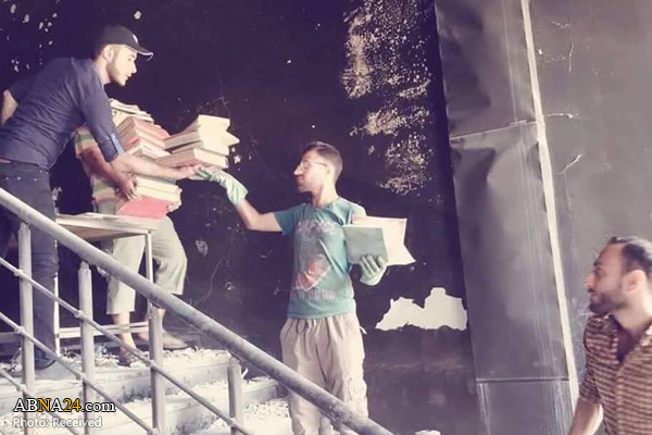 عراقی‌ها برای بازسازی کتابخانه موصل کتاب اهدا می‌کنند + تصاویر