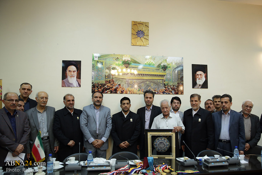 کشتی‌گیر قهرمان المپیک ۱۳ مدال خود را به موزه آستان قدس رضوی اهدا کرد
