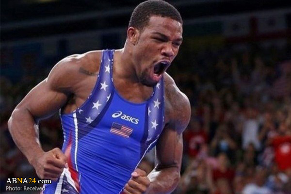 ابراز همدردی کشتی‌گیر نامدار آمریکایی با مردم زلزله زده کرمانشاه به زبان فارسی + عکس