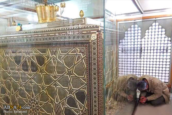 عکس دیده نشده از سردار سلیمانی داخل ضریح مطهر حضرت زینب(س)