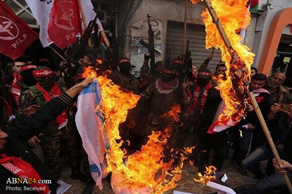 تظاهرات هزاران نفری علیه تصمیم ترامپ در غزه/ به آتش کشیده شدن عکس شاه و ولیعهد سعودی و پرچم‌ آمریکا