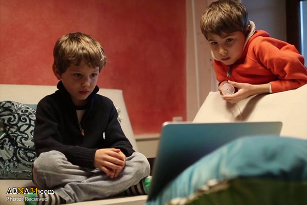   آسیب‌های فضای مجازی چیست؟/ تأثیر فضای امن خانواده در تربیت کودکان