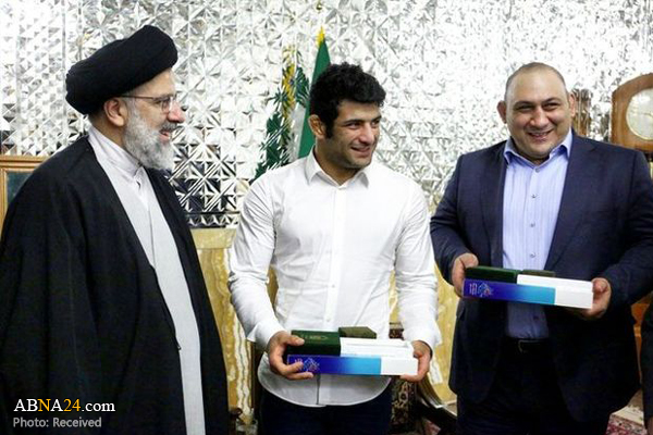 اهدای لباس خادمی حرم حضرت امام رضا(ع) به علیرضا کریمی + عکس